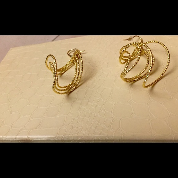 🆕 NWT 18K gold plated STATEMENT EARRINGS triple hanging earrings - Picture 7 of 9